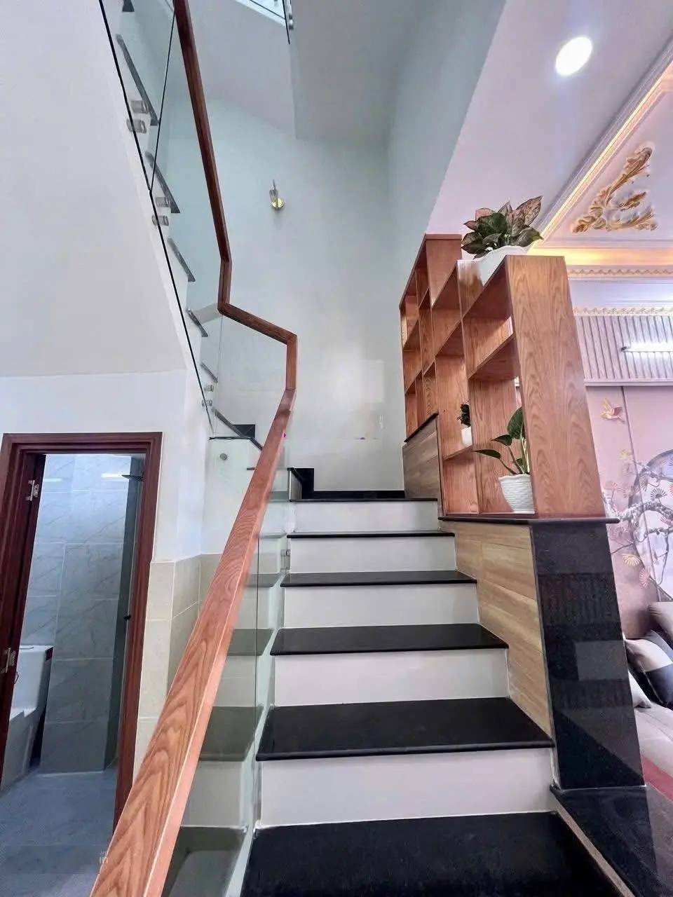 Chính chủ bán nhà 3 tầng 4 phòng ngủ, giá 3.78 tỷ, dòng tiền 17triệu/tháng ngay Nguyễn Duy Trinh Q9