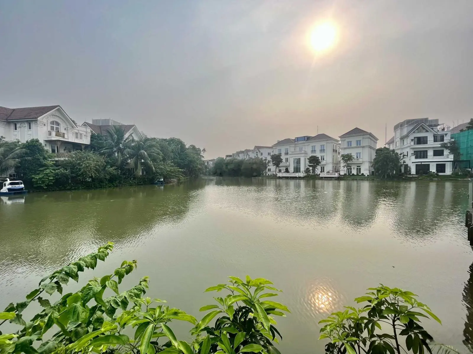 Bán lô góc Bằng Lăng 12-01, khu vip 648m2, đất vuông, hoàn thiện 150 tỷ, sông đẹp nhất Vinhomes