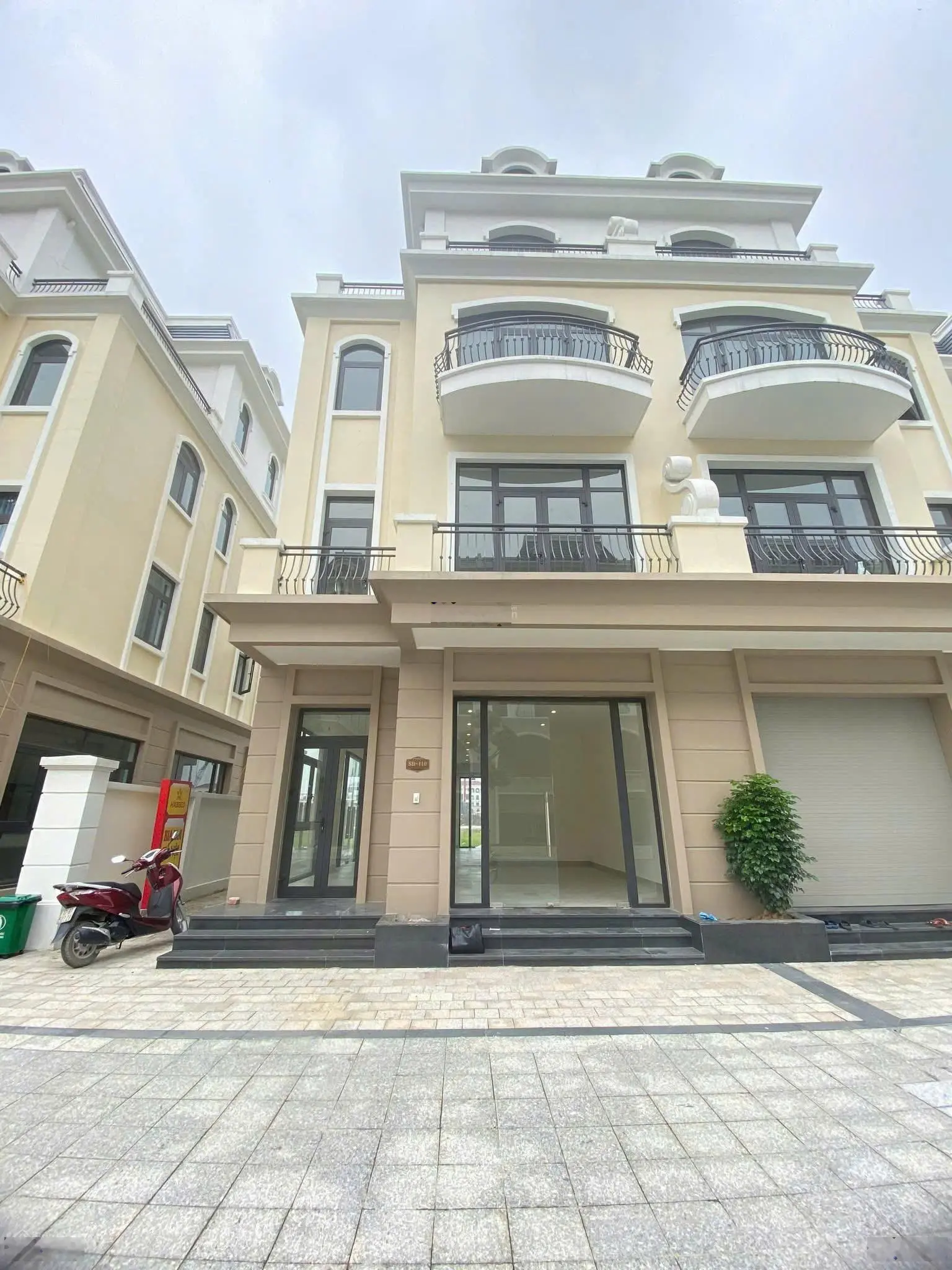 Cần bán ngay nhà phố đường rộng 20m, đầy đủ tiện ích