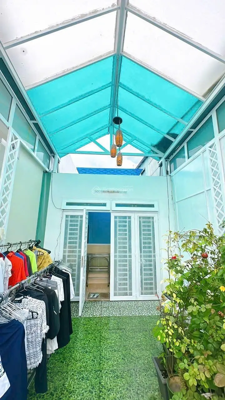 Bán nhà mặt tiền đường số, 4 tầng, DT 4x8m, xe hơi đỗ cửa, phường 4 Quận 4