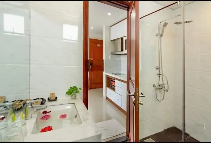 Bán toà khách sạn & căn hộ mặt tiền đường lê thước vị trí sát biển .