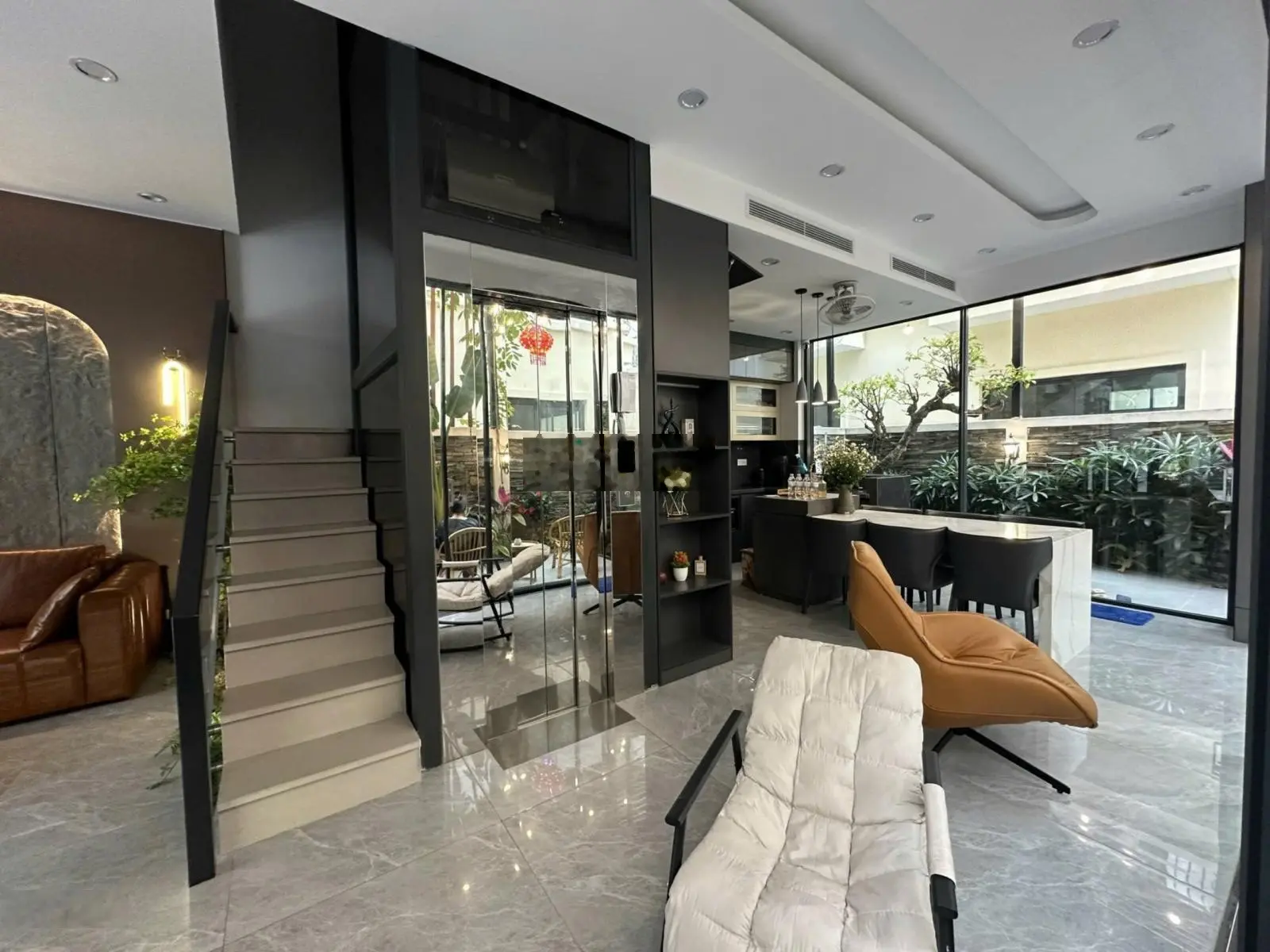 Biệt thự 120m2, 15 tỷ, (Được Vingroup cam kết cho thuê 18% / 3 năm), bàn giao nhà hoàn thiện