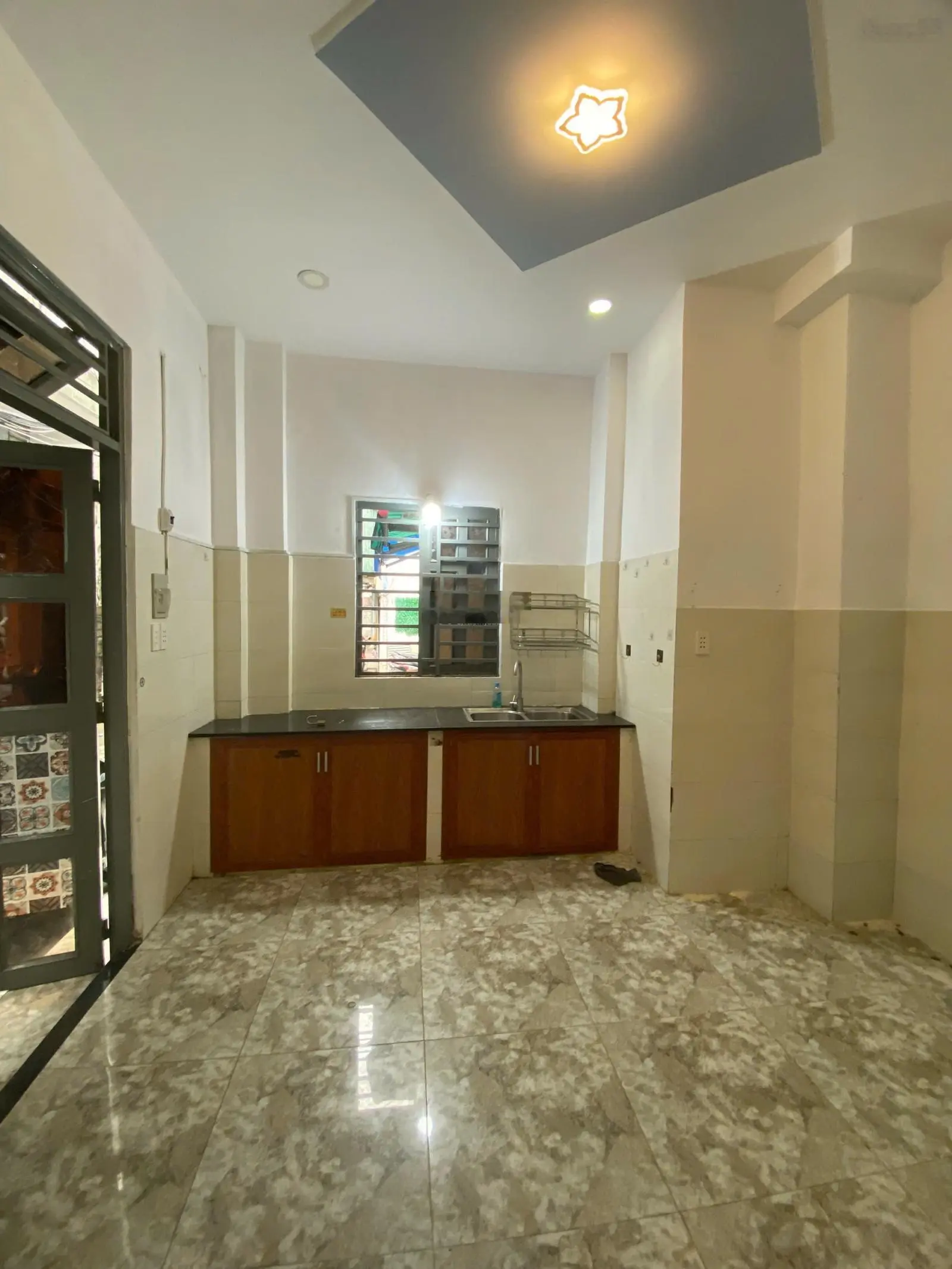 Bán nhà 2 tầng DT: 4,3x3,8m đường Trần Quang Diệu, P14, Quận 3, vị trí trung tâm Quận 3-giá 2,45 tỷ