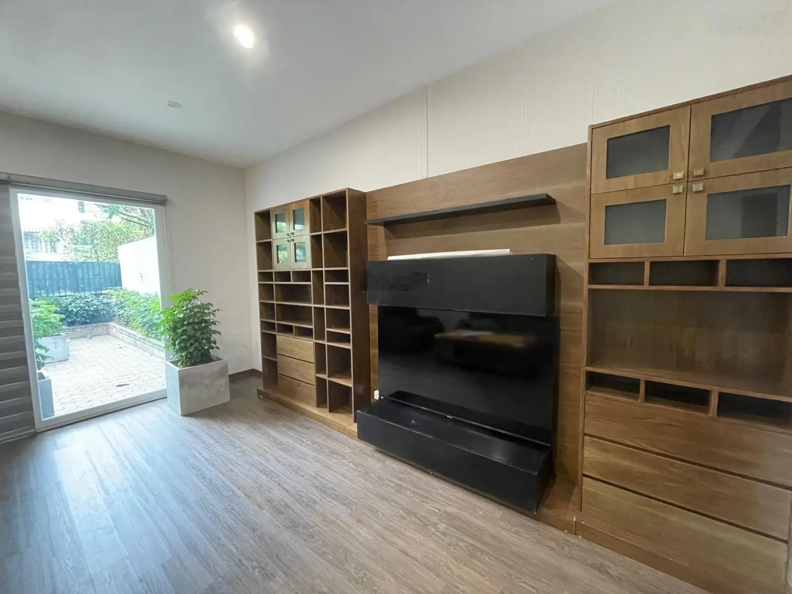 Bán căn nhà 2 tầng diện tích 104m2, sân vườn đẹp, nhìn ra công viên và hồ nhỏ, sát Hồ Tây
