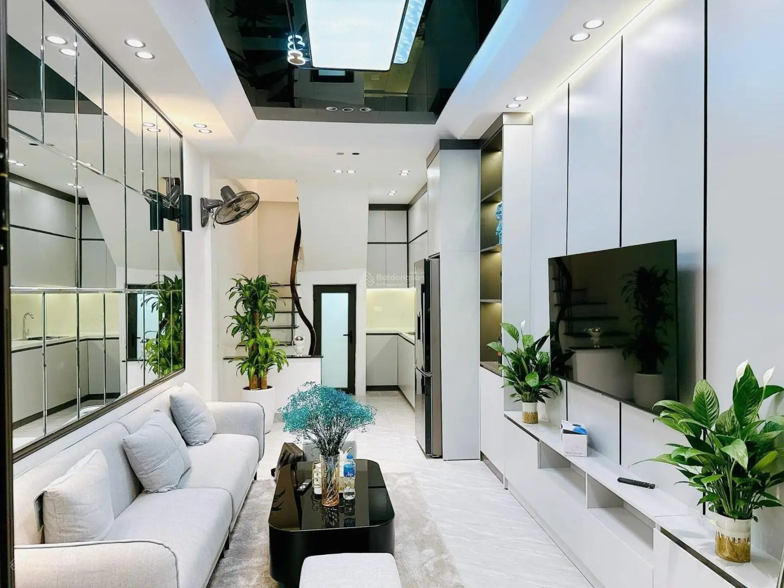 Nhà đẹp ở ngay, 4 tầng, 3 ngủ, giá 4.3 tỷ, ngay đường Chiến Thắng, Hà Đông