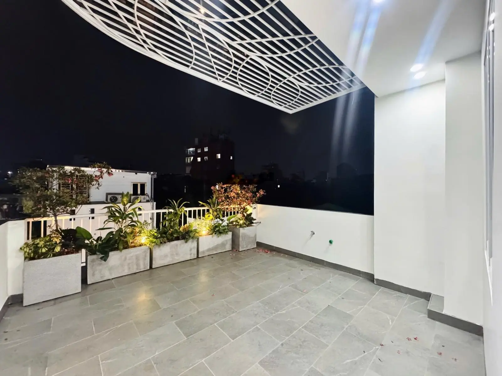 Bán nhà villa sân vườn 90m2 tuyệt đẹp. Full nội thất. phố Hai Bà Trưng