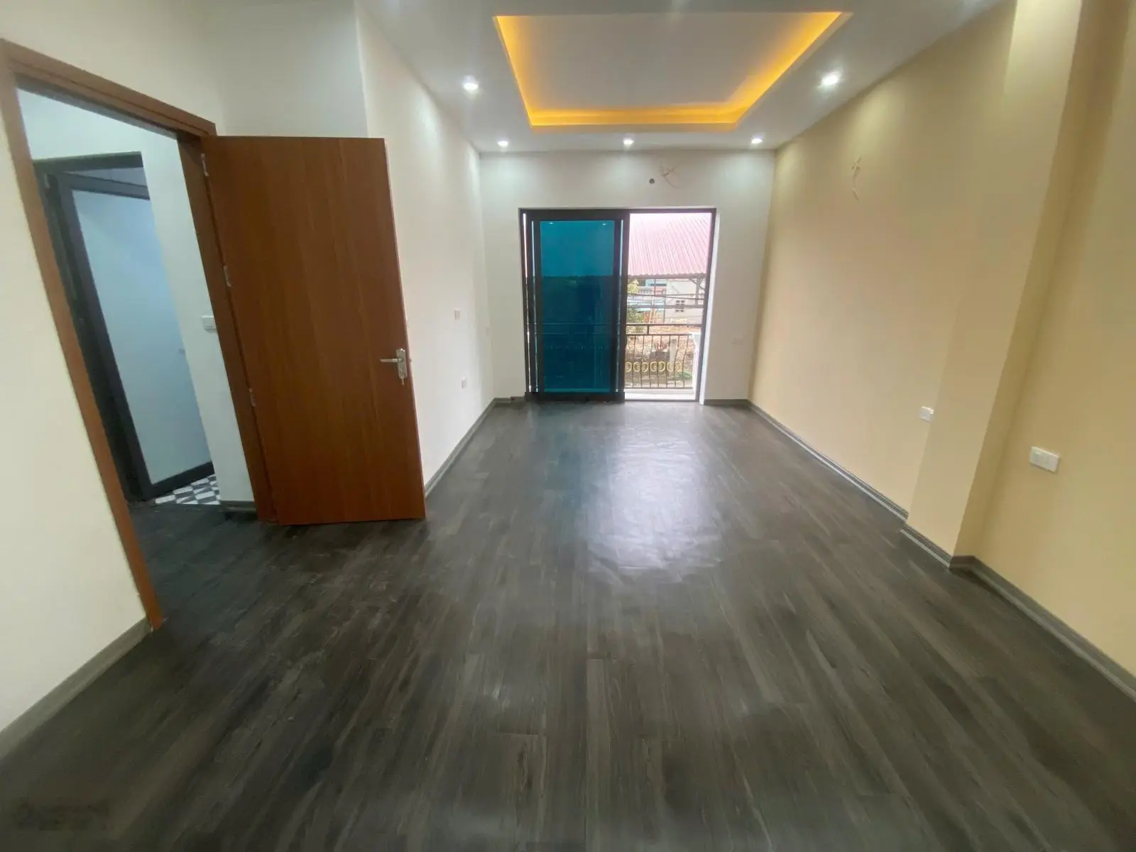 Nhà độc lập 4t*40m2.mặt ngõ có thể kd.sân chơi siêu rộng trước nhà,ô tô đỗ ngày đêm.ở khutrung tâm