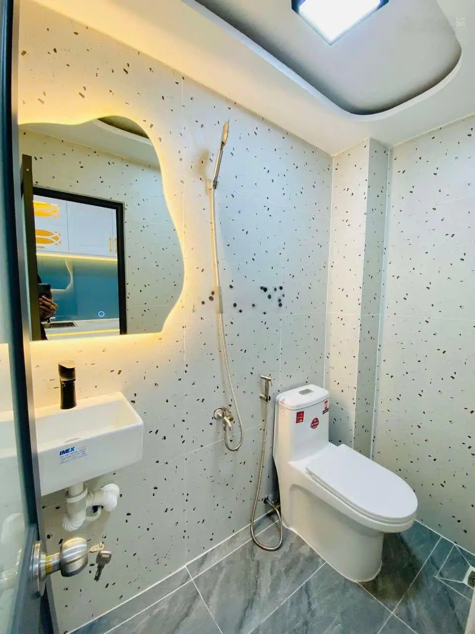 Nhà hiếm - 2 tầng 2 phòng 2 WC - sổ hồng riêng - hoàn công đủ - Ngân hàng hỗ trợ vay
