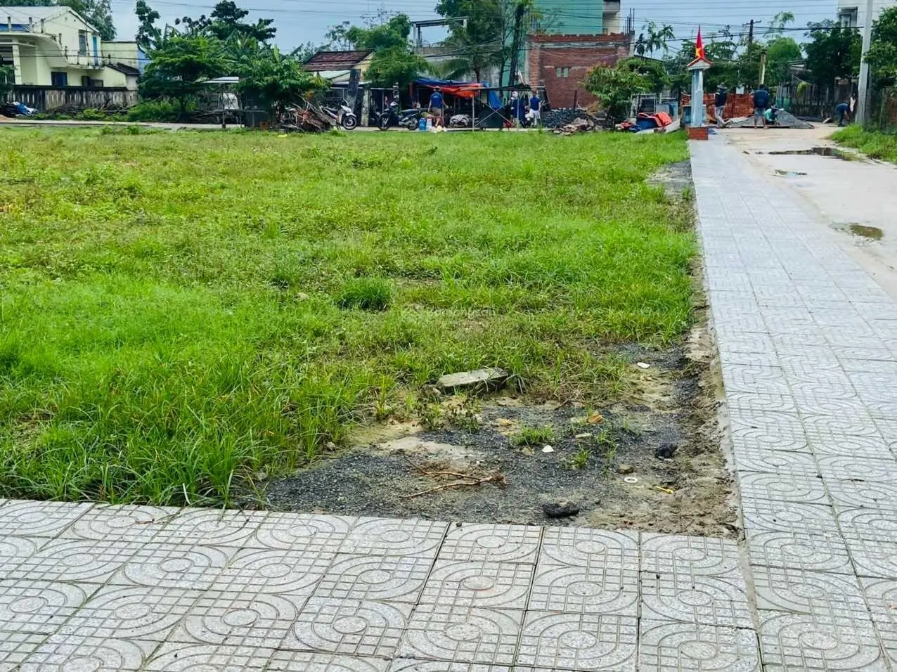 Bán 3 lô mới tách thửa. Sẵn sổ đỏ. Đường mở rộng 8m. Full thổ cư. Cách Cầu Rồng 15 phút. Giá 590tr