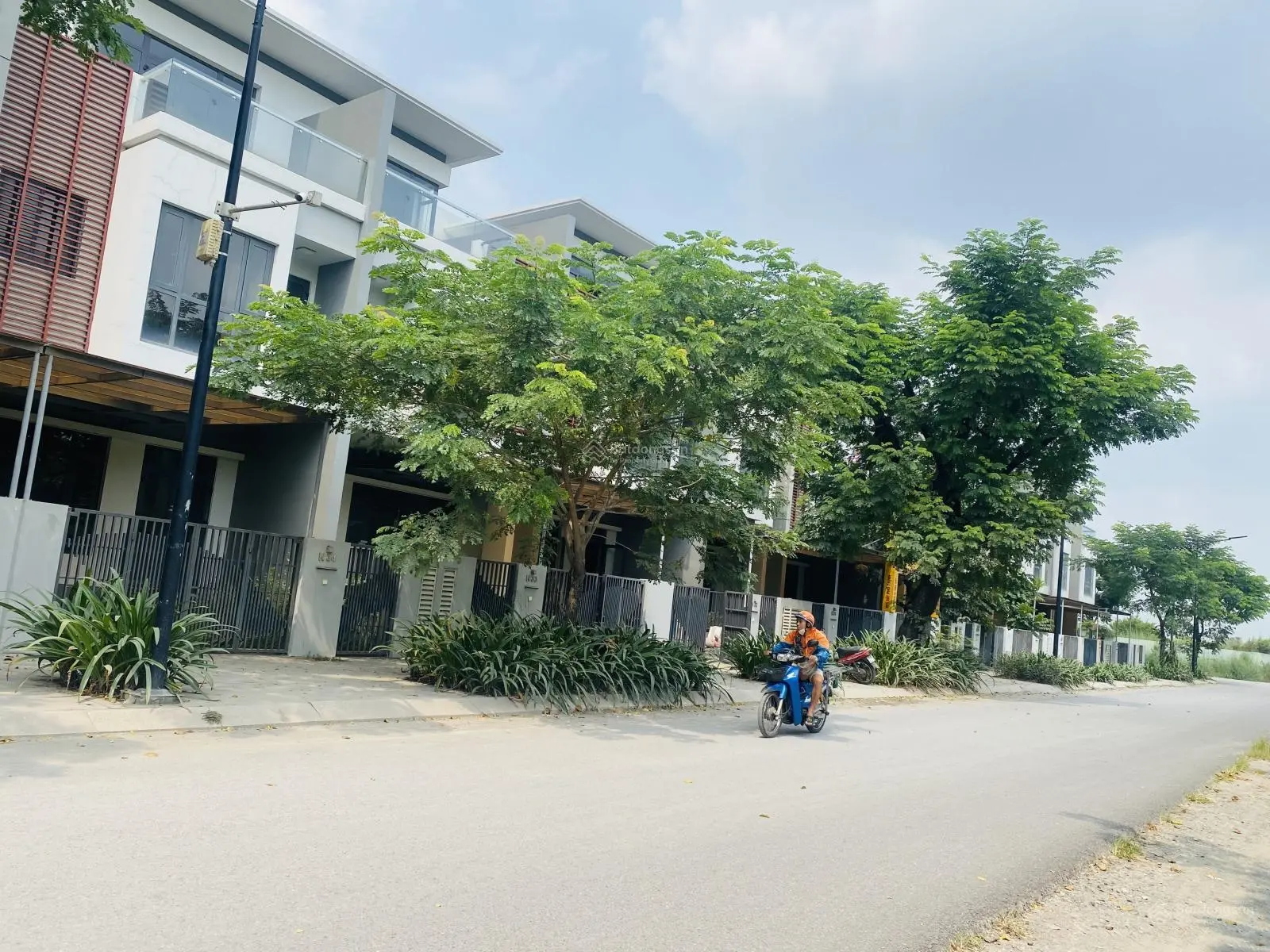 Bán biệt thự Phố Đông Village mặt tiền Muồng Tím giá tốt, đã sổ - Hotline 0908 137 ***