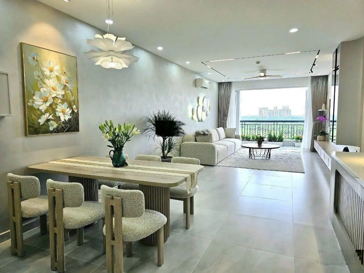 Thiện chí bán căn hộ mới 100% 3 phòng ngủ view sông cực đẹp như hình ảnh. Giá hợp lý