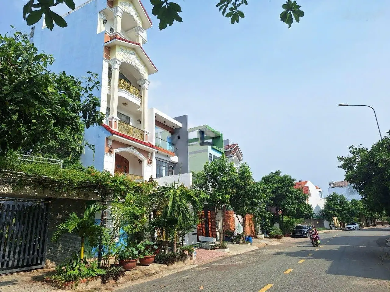 Nhà mặt tiền 1 trệt 3 lầu trung tâm Hành Chính, P. Dĩ An, Tp. Dĩ An
