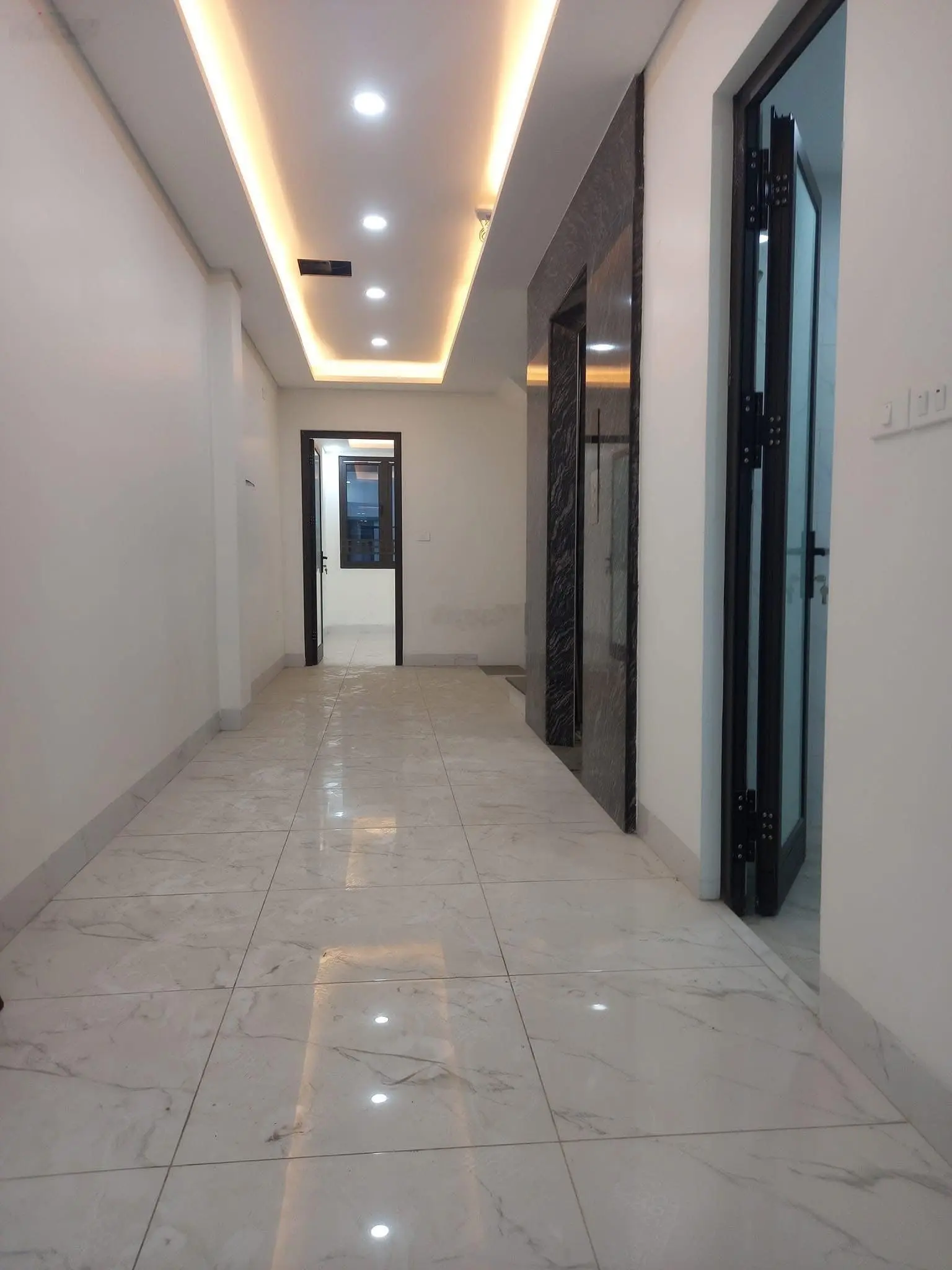 Chuẩn 200%! Mặt phố Lạc Long Quân 55m2, 7T thang máy - kinh doanh bất chấp, vỉa hè đá bóng, sổ đẹp