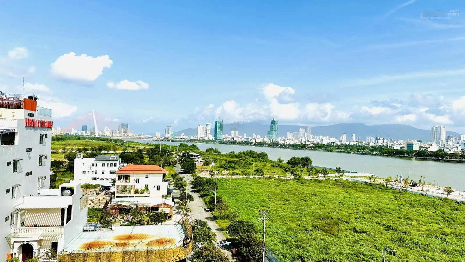 Bán toà căn hộ ven Sông Hàn, nằm ngay quần thể du lịch DaNang Downtown. Doanh thu 100triệu/ tháng