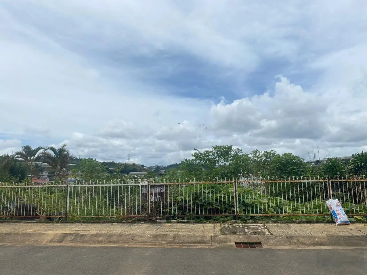 Đất biệt thự mặt tiền đường chính ngay trị trấn Lạc Dương, dân cư đông đúc, đường nhựa ô tô
