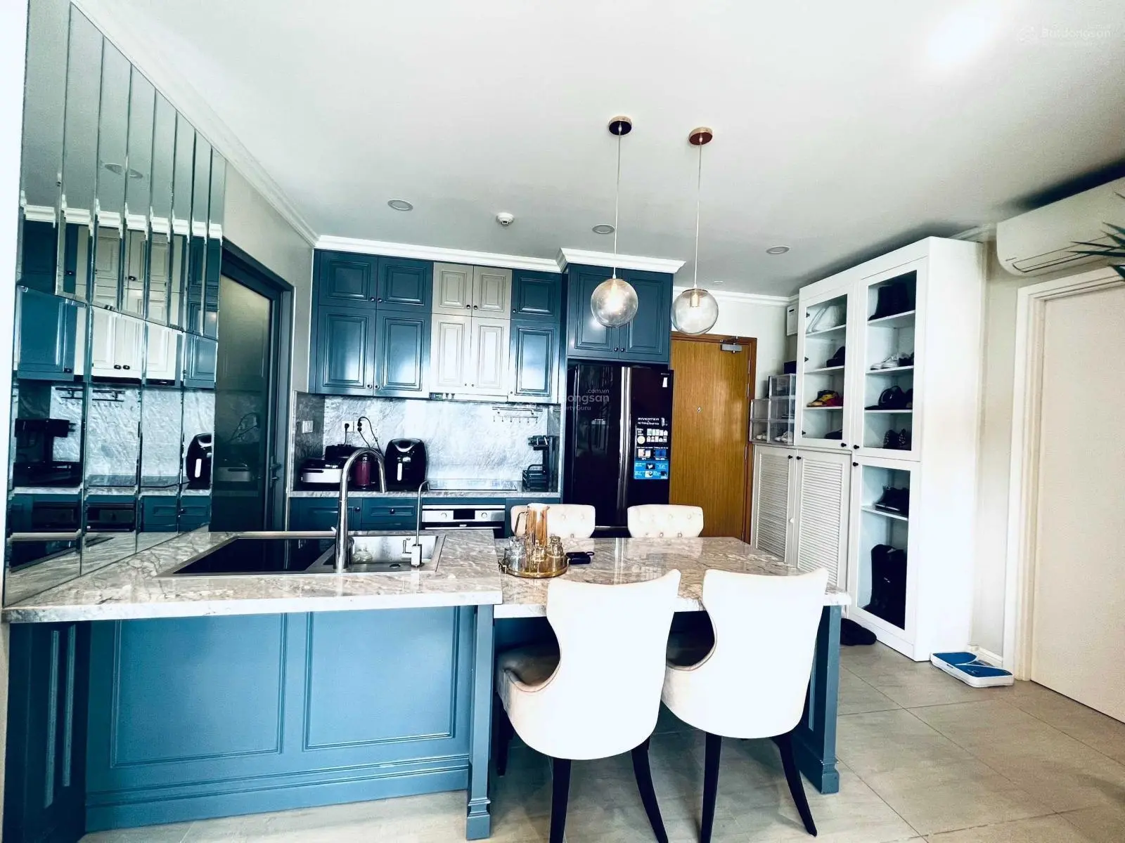 Bán gấp căn hộ 2PN full nội thất đẹp, tầng trung view hồ bơi tại Đảo Kim Cương - Diamond Island Q2