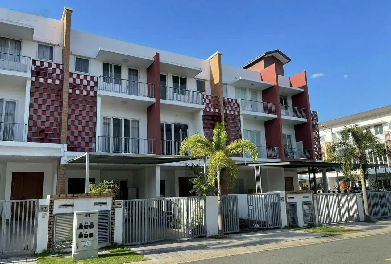 Cần bán căn nhà liên kế 3 tầng giá tốt nhất khu. Sổ sẵn, hỗ trợ vay 3 bên