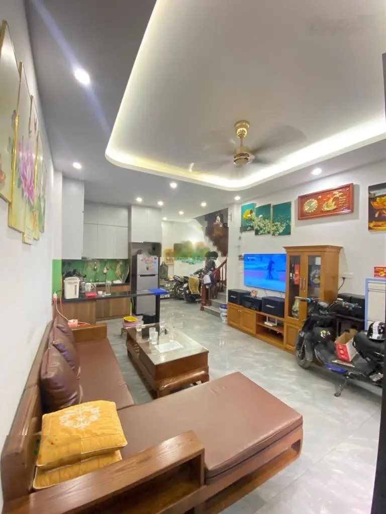 Chị liên gửi bán căn nhà tự xây chin chu đẹp. 35m2 chủ rất lộc lá đổi nhà mới to đẹp hơn.