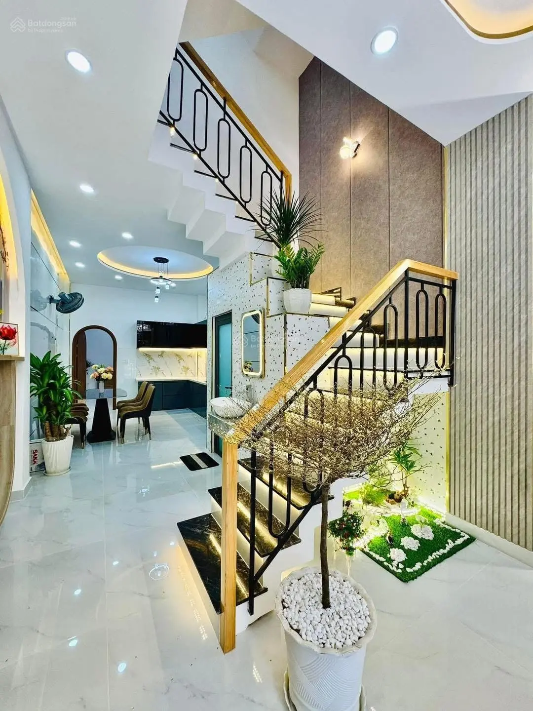 Cô chú chủ nhà cần bán nhà Võ Thị Sáu, Q3, sẵn HĐ thuê KD tốt 18tr/th, 72m2, sổ hồng riêng