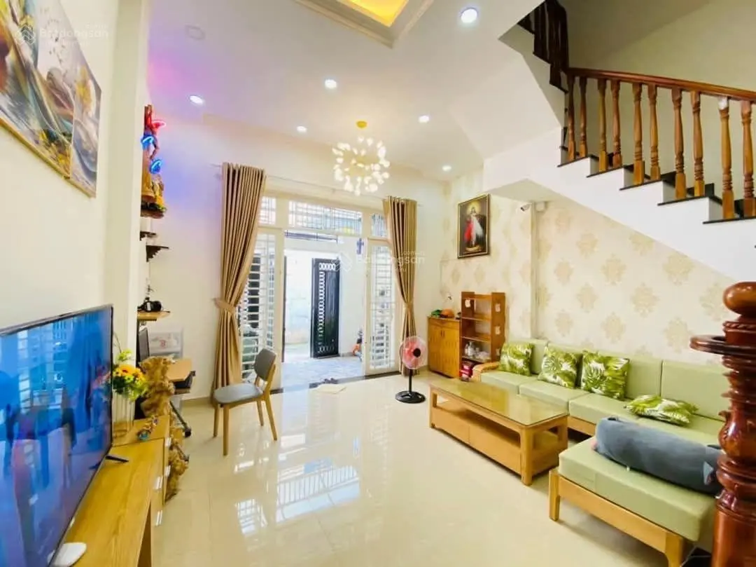 Nhỉnh 5 tỷ. Hàng hiếm Hiệp Bình Chánh, ngay Đại học luật, 3 tầng, 65m2