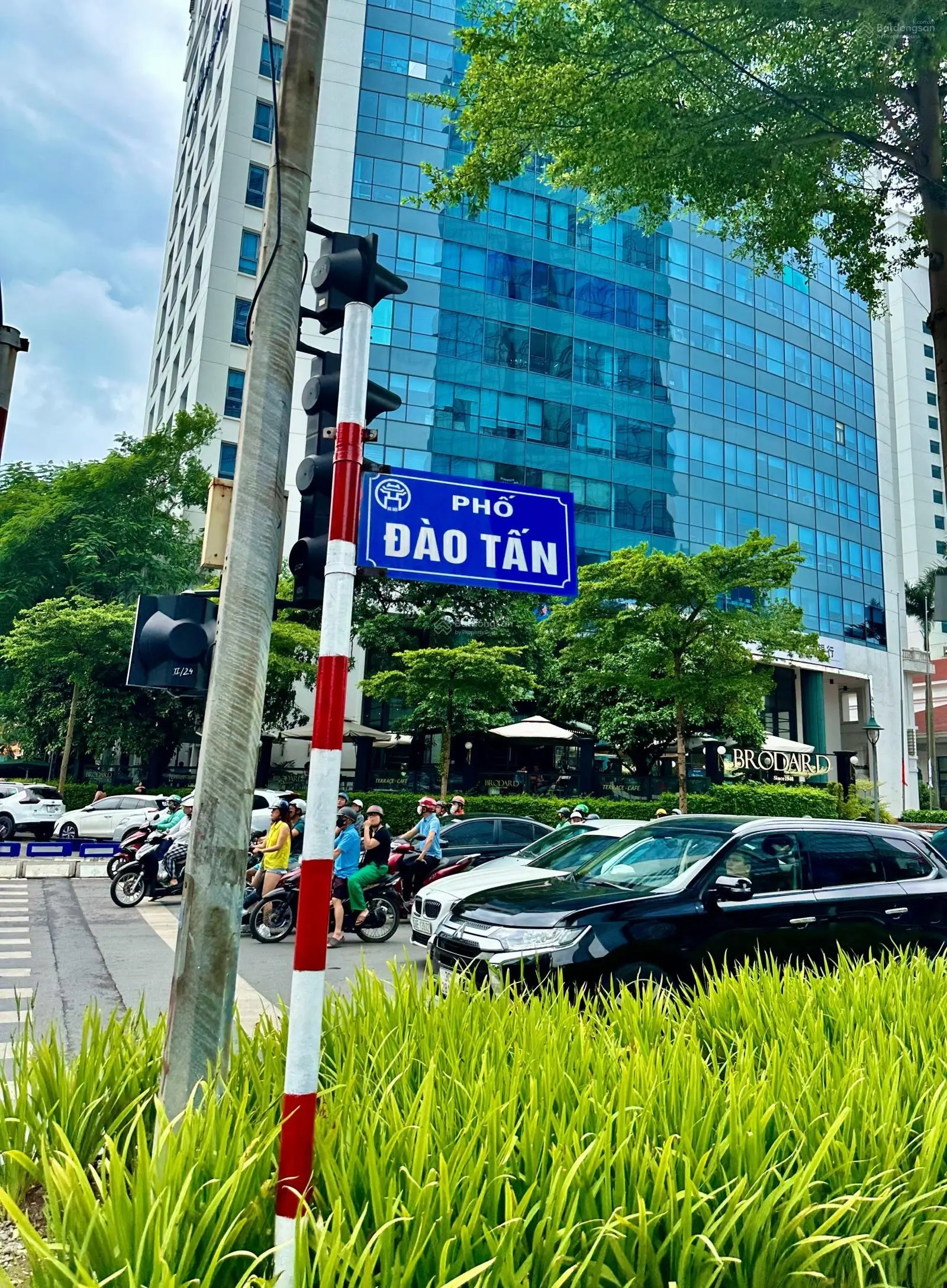 Cần bán nhà mặt phố Đào Tấn, Ba Đình. DT sổ 122m2 x 4T, MT 8,5m. Vị trí đẹp nhất phố - KD sầm uất