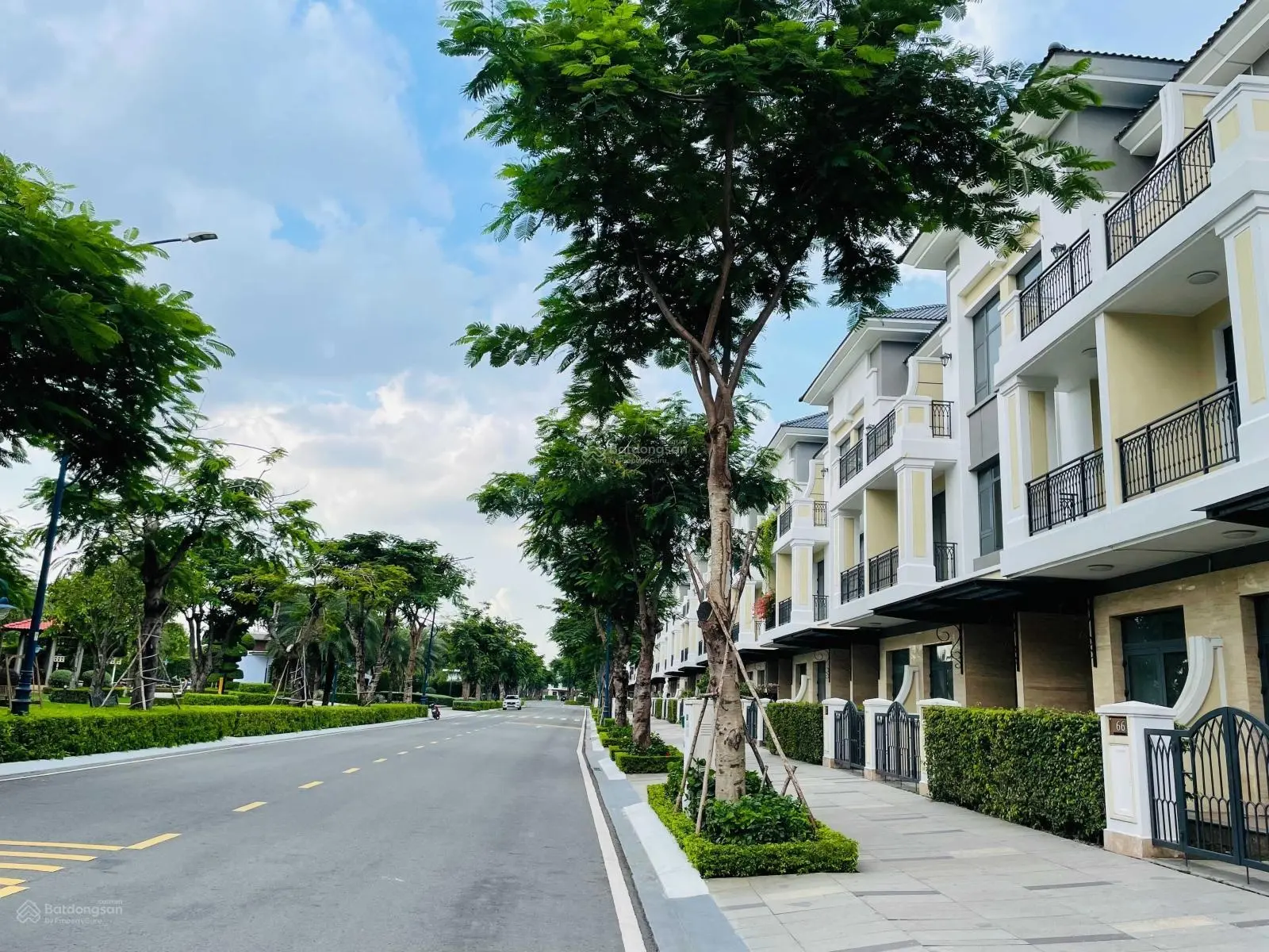 Bán nhà mặt tiền đường 20m - Đối diện công viên Verosa Khang Điền 0966 514 ***