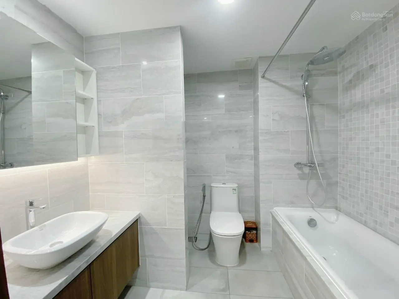 Kẹt tiền cần bán chung cư Newton, DT 78m2,2PN, 2WC, giá 4.7 tỷ. LH em 0931 177 *** zlo NGọc