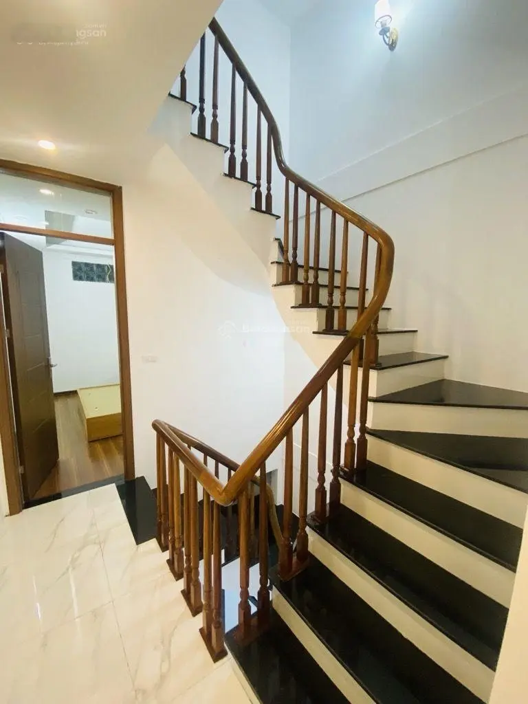 Bán gấp nhà mới Phố Trạm 46m2 full nội thất, đủ 5 ngủ gần Ô Tô Tránh chỉ hơn 6 tỷ