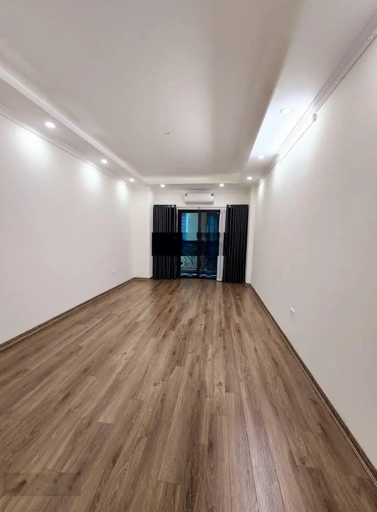 6 tầng xây mới thang máy nhập, mỗi tầng 1 phòng rộng, gần mặt phố tiện ích vô cùng tốt, dân trí cao