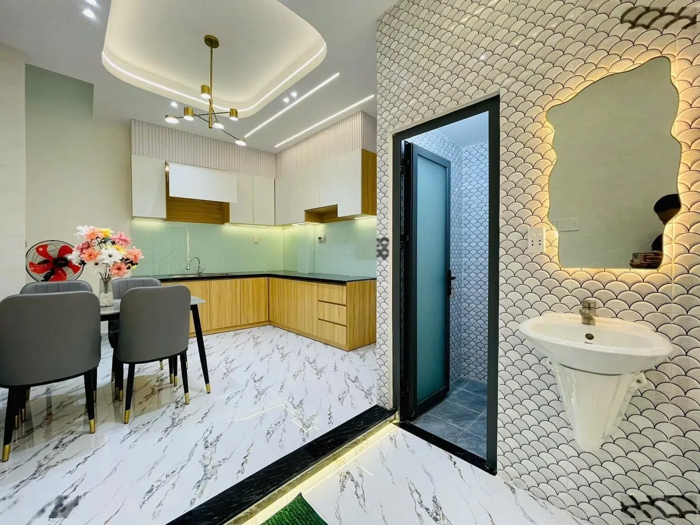 Bán nhà Sư Vạn Hạnh, P.10, Quận 10, 52m2, Ngang 5 dài 10,4, giá 2tỷ4,nội thất cơ bản, sổ hồng riêng