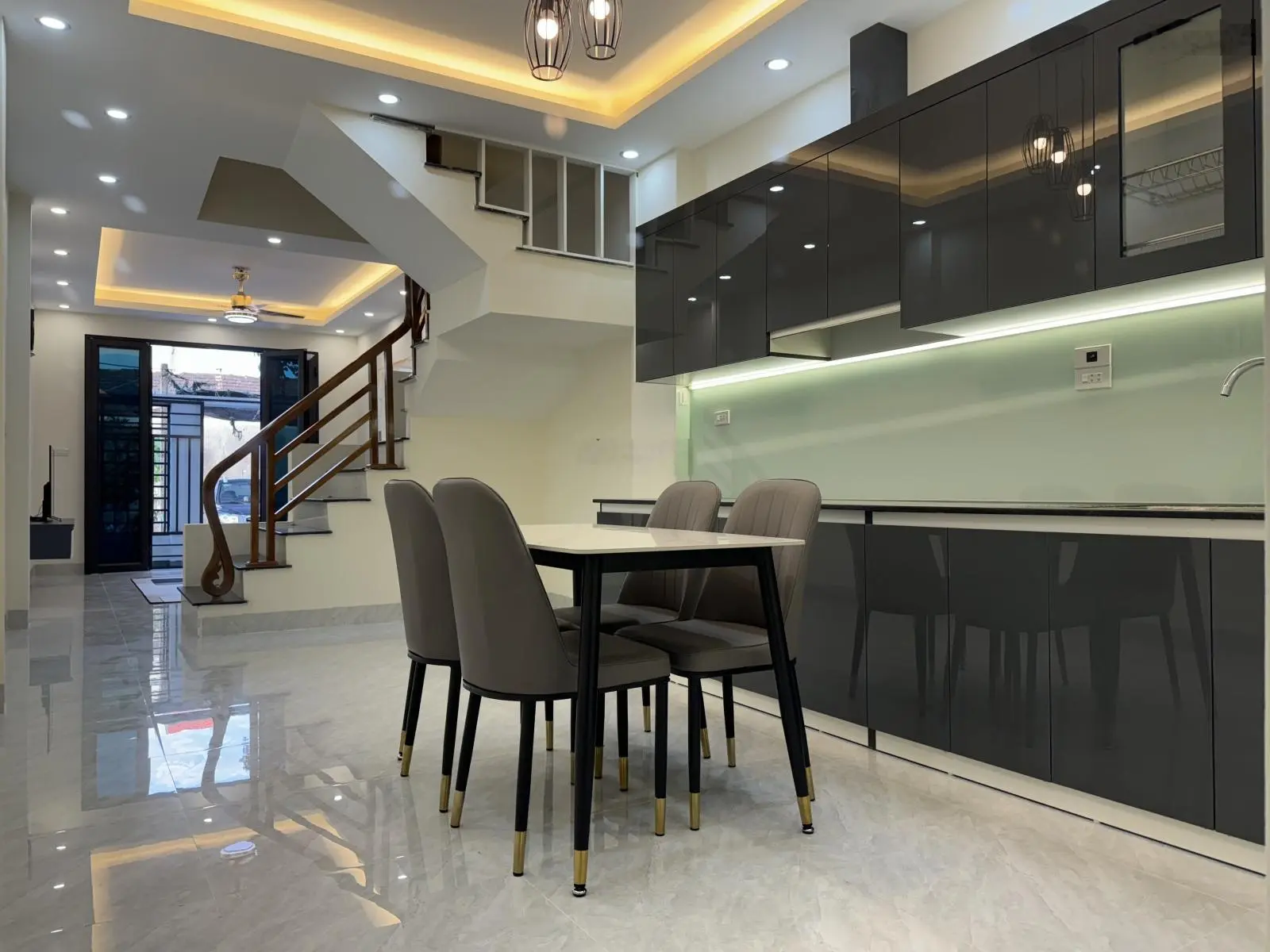 Bán nhà 3 tầng đường Trần Quang Khải, Ninh Sơn, TP Ninh Bình. Thiết kế đẹp, hiện đại, full NT