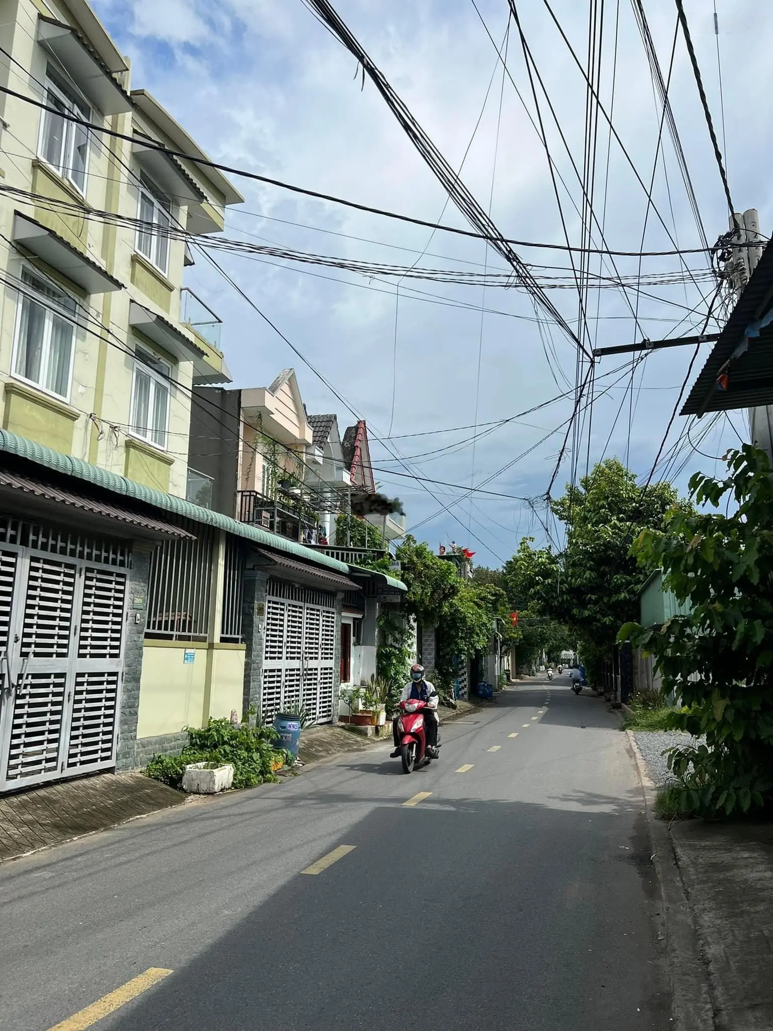 Bán nhà 1 trệt 2 lầu góc 2 mặt tiền xây kiên cố do cần tiền nên bán lại giá thương lượng mạnh