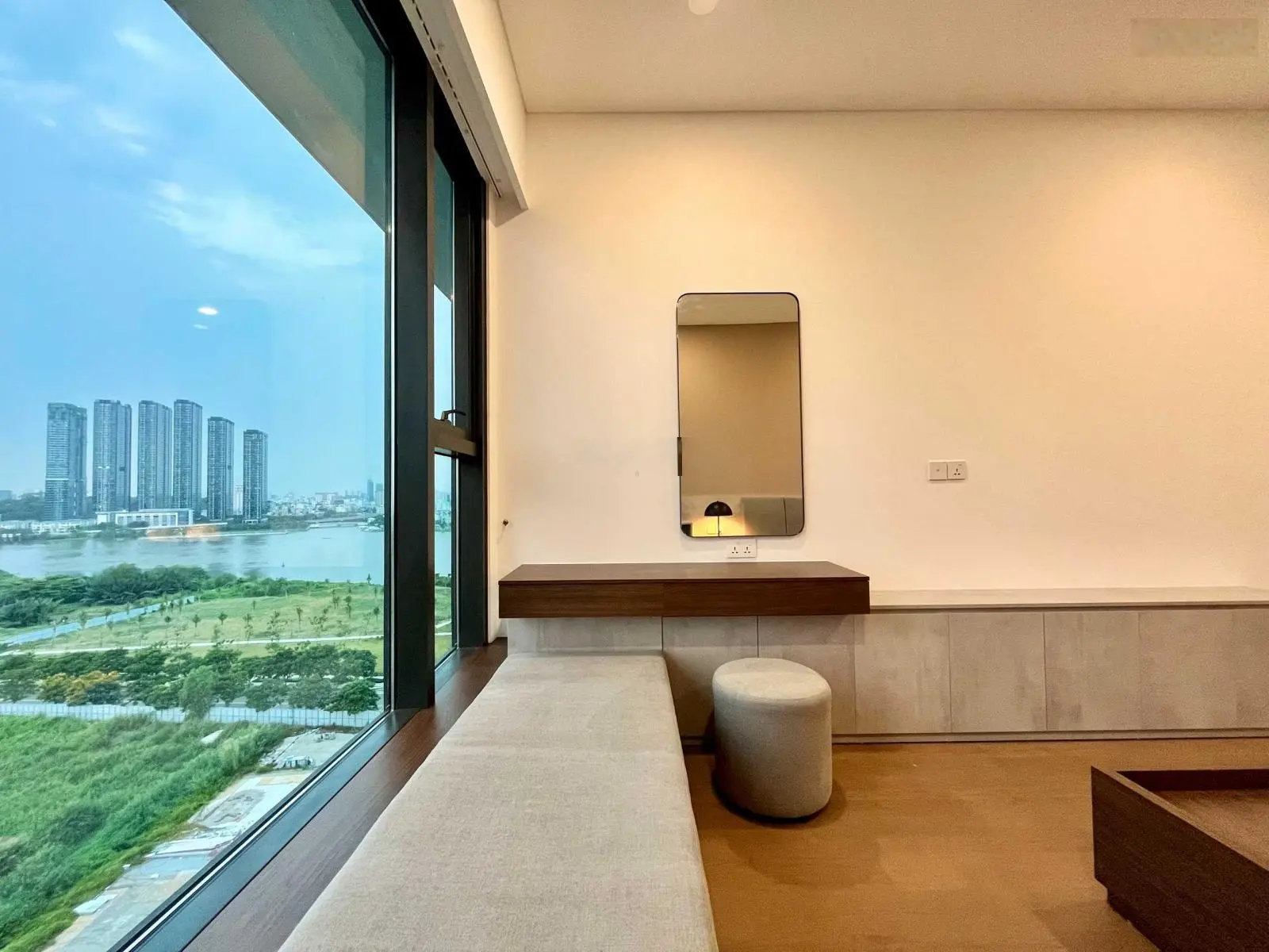 Tin thật 100% - Chính chủ gửi bán căn hộ 2PN The River - giá kịch sàn, tầng cao, view siêu thoáng