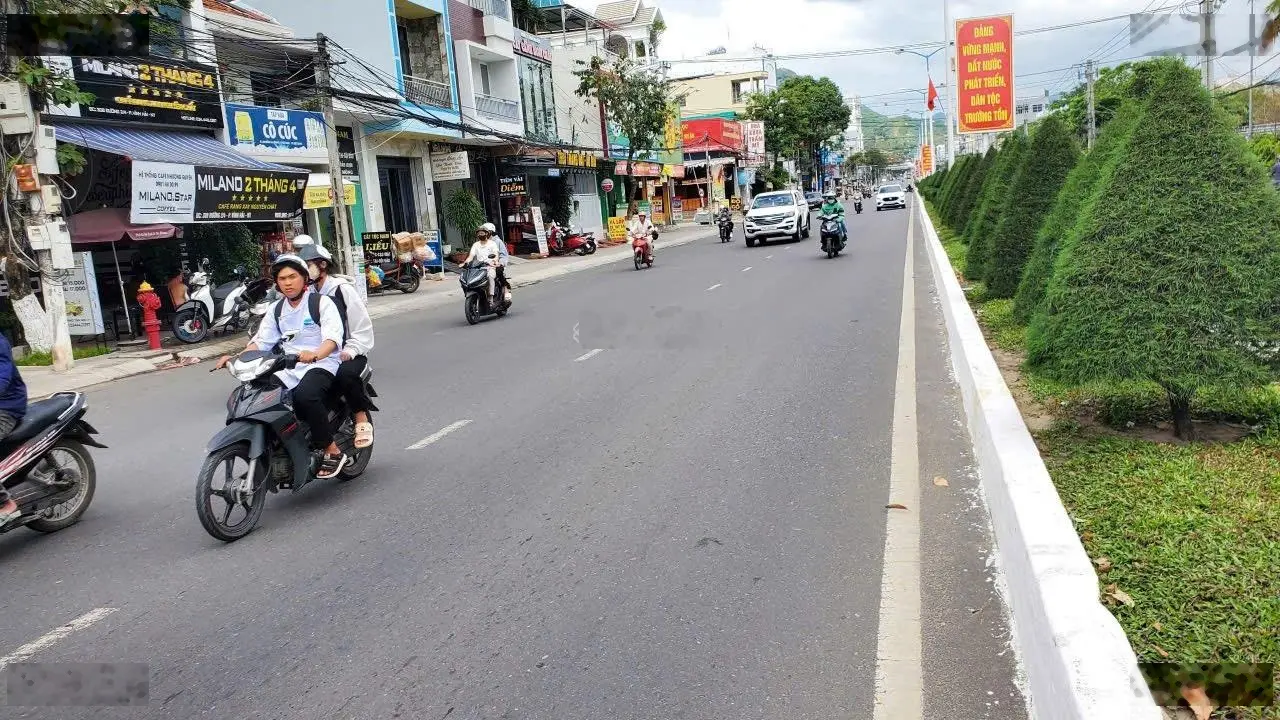 Nhà 2 tầng mặt tiền đường 2/4 - P. Vĩnh Hải - gần chợ, trường học - thích hợp kinh doanh - buôn bán