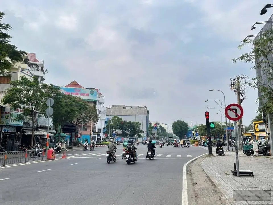 Ngộp, cần bán nhà mặt tiền Lạc Long Quân, 4x13m, 2 lầu, 9 tỷ TL