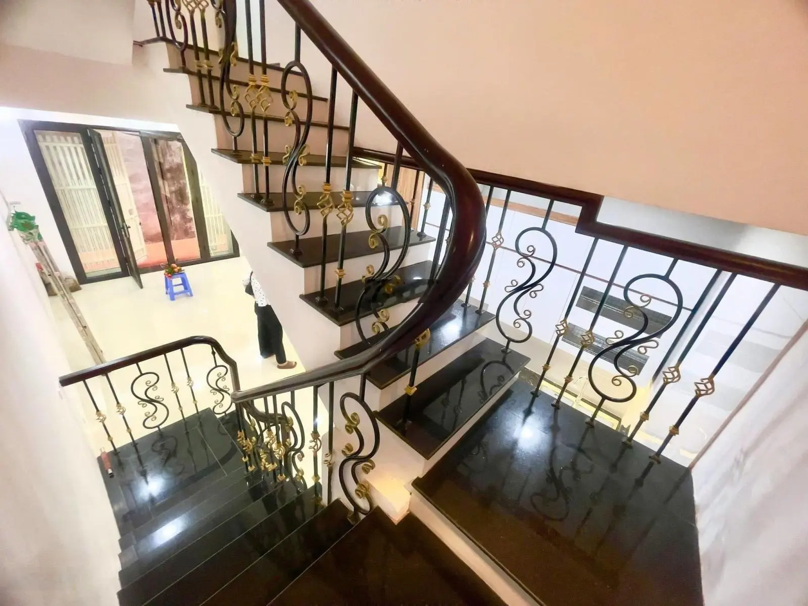 Bán căn nhà Thạch Bàn 30m2 x 5 tầng 4,2 tỷ. Gần oto, chung cư quân đội, chợ, trường học các cấp