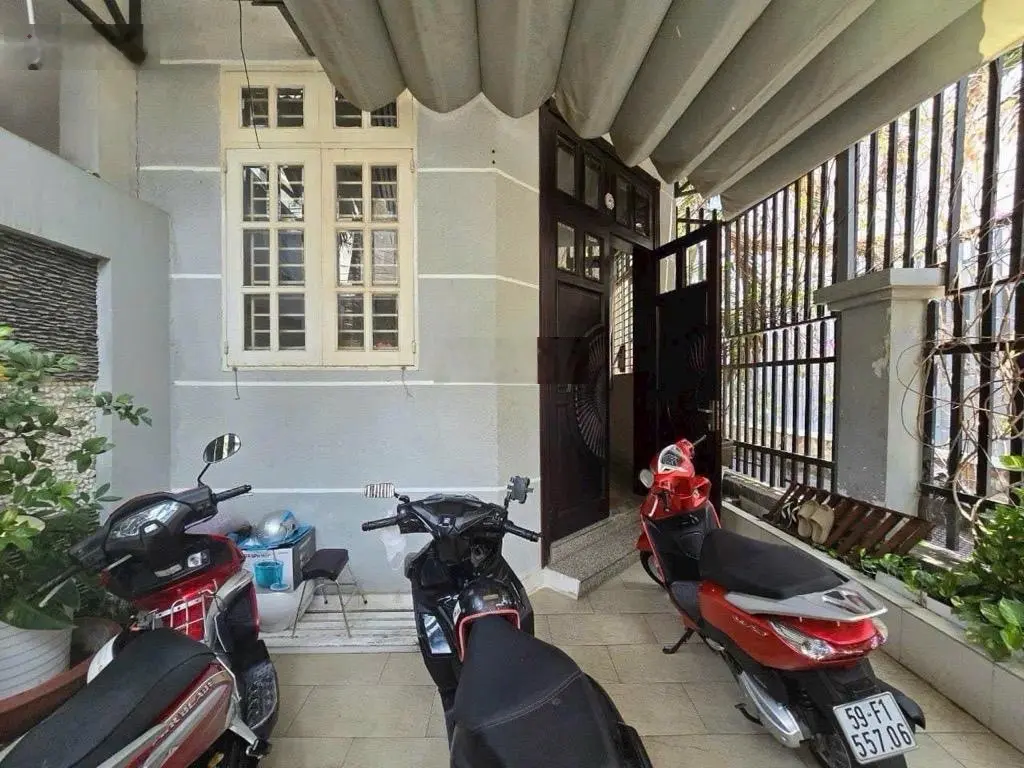 Nhà đẹp ở ngay, căn góc 2 mặt tiền đường số Tân Quy, 70m2, SHR, HCĐ, chỉ 10.2 tỷ.