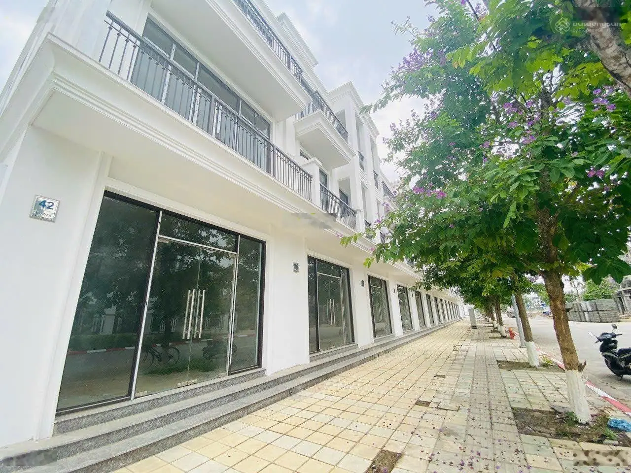 Căn nhà vườn liền kề 135m2, mặt đường 24m, đi 50m là đến công viên TP 20 hecta, chỉ 6x triệu/m2.