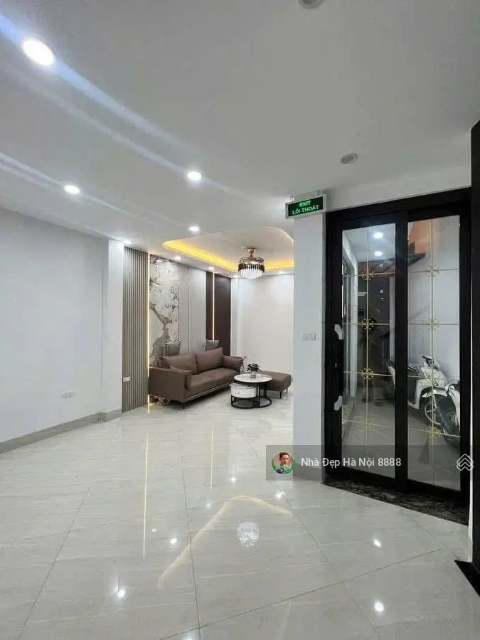 Chỉ cách hồ 20m một căn nhà mới xây kiêu hãnh vươn lên giữa lòng phố 6 tầng, thang máy mặt tiền 4m