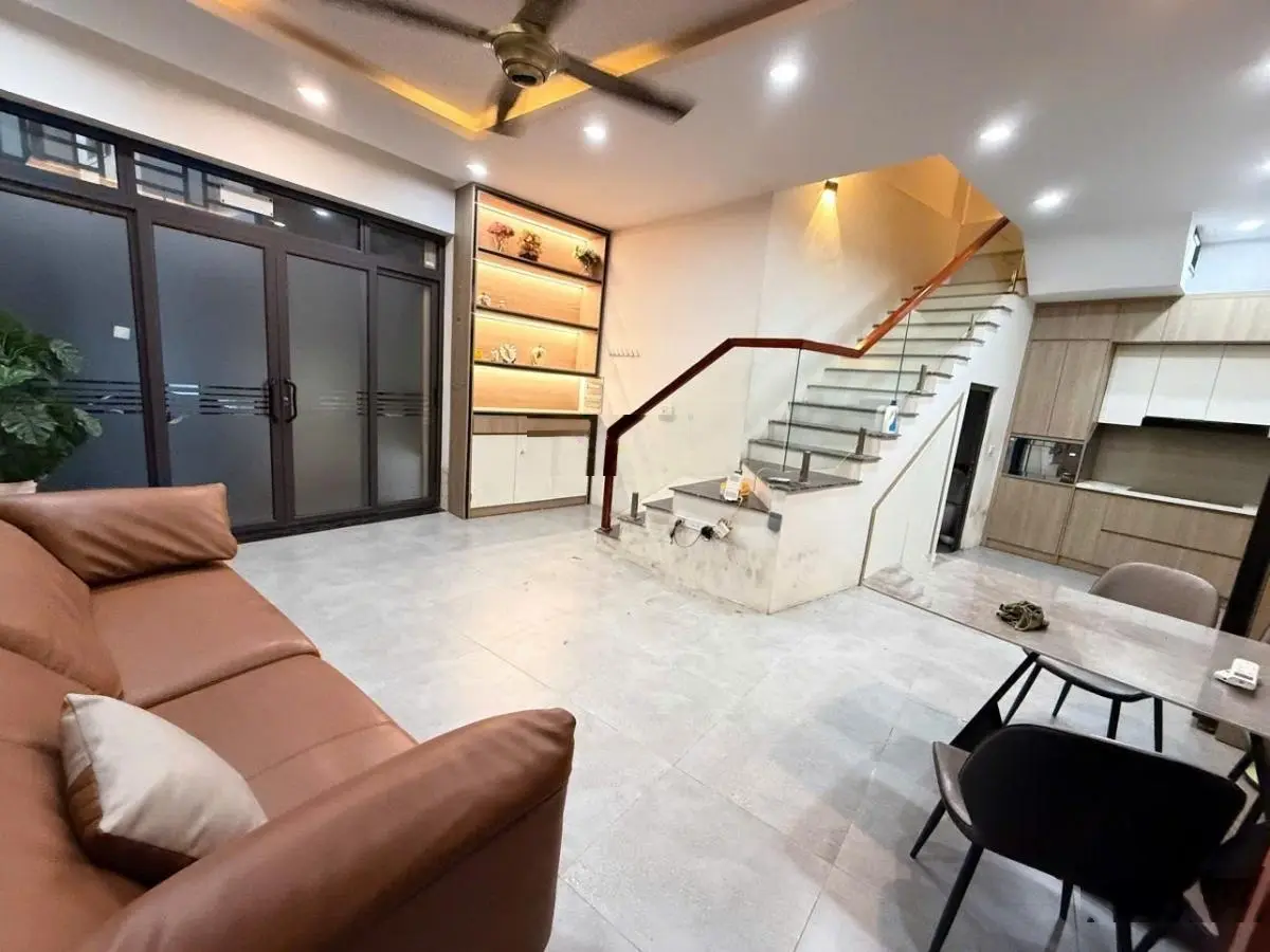 Bán nhà quận hoàn kiếm 55m x 4 tầng - giá 8 tỷ chỉ ra lộc vì nhà đẹp hiếm có - sổ đỏ phố bạch đằng