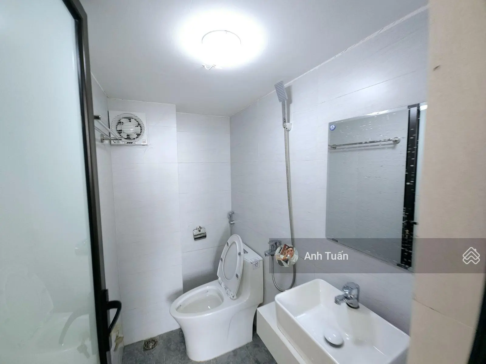 Bán căn hộ 2PN, có sổ, gần ĐH Kinh Tế Quốc Dân, giá 2.1 tỷ
