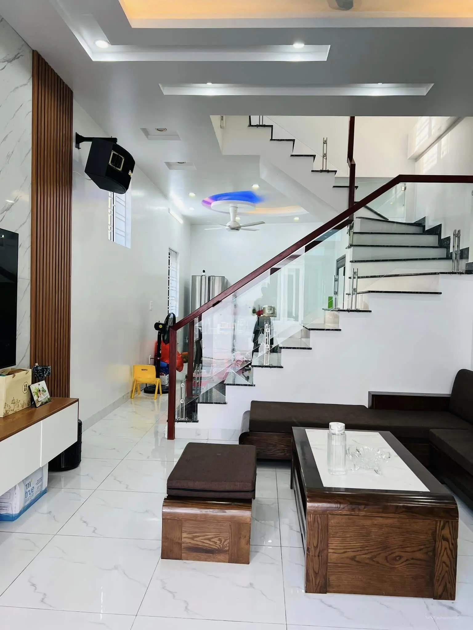 Nhà dân xây 3 tầng tại Sở Dầu, Hồng Bàng 47m2, ô tô đậu cửa chỉ khoảng 3 tỷ x