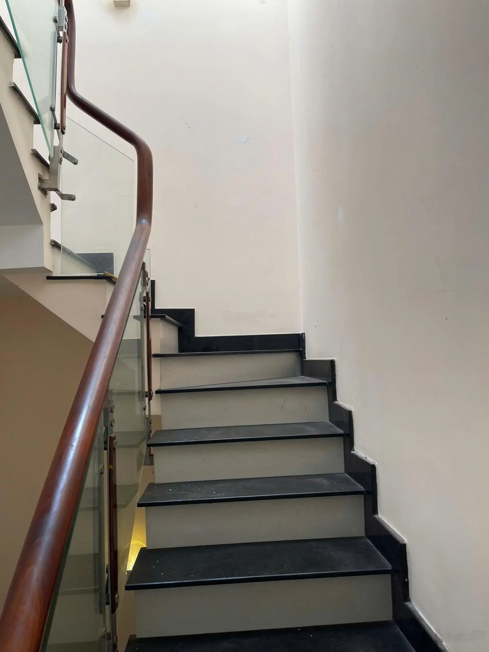 Hẻm 528 Điện Biên Phủ Quận 10, 4m x 11m, 5 tầng, xe hơi đỗ cửa, 9. X tỷ (thương lượng)