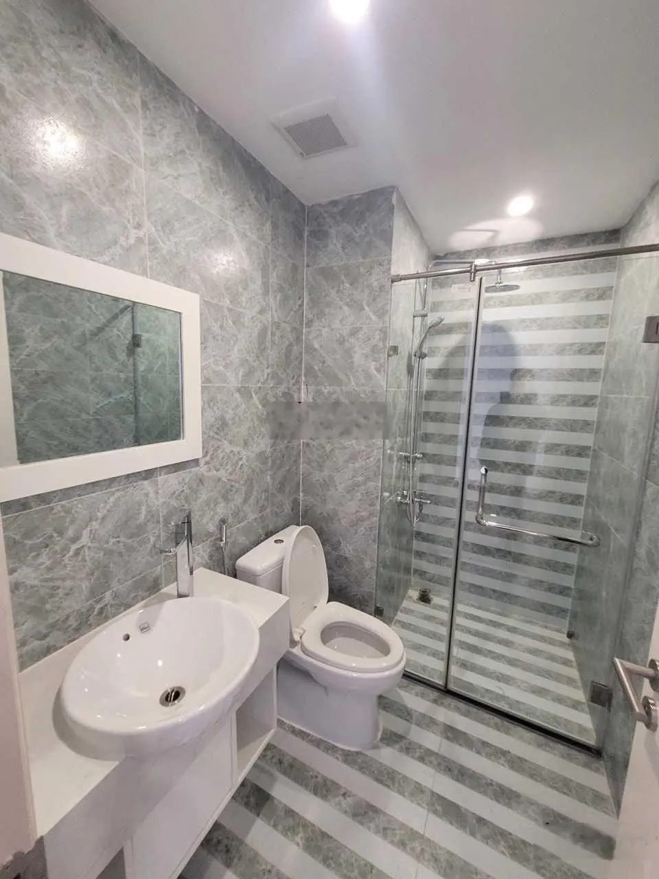 Em bán căn góc thông thủy 78m2, tầng trung đẹp đã sẵn nội thất mới + sẵn sổ. Bao phí