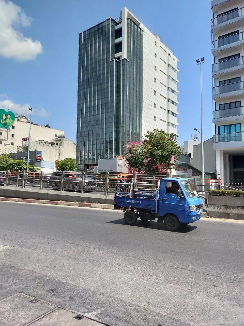 25 tỷ TL - tòa nhà VP cao cấp ốp kính 5.5x18.5m 5 tầng mặt tiền đường nhà ga T3 Cộng Hoà P13 QTB