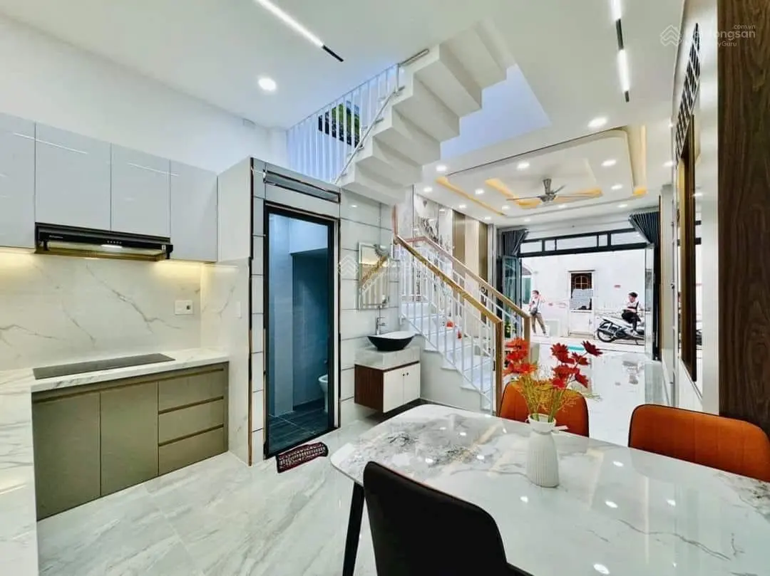 Dọn vào ở ngay nhà Chiêu Anh Các, Phường 5, quận 5 cần bán - Giá:4tỷ880/63m2. 2 tầng có sân thượng