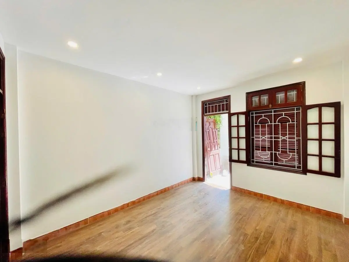 Bán gấp nhà Nguyễn Khánh Toàn 49m2 x 4 tầng dân xây chắc chắn mới tinh ở cực sướng