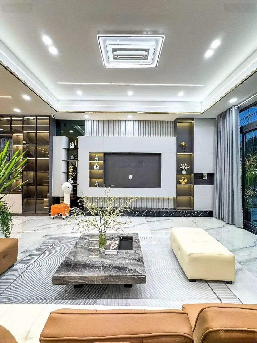 Nhà đẹp giá rẻ,hẻm xe hơi tọa lạc ngay đường Khổng Tử,Hiệp Phú,quận 9.Giá chỉ 4 tỷ 290 tr quá rẻ.