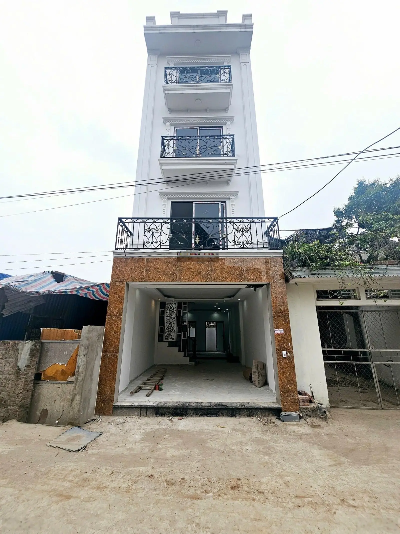 Cần tiền bán gấp nhà đang hoàn thiện 4,5 tầng tại Phụng Châu Chương Mỹ ô tô ngủ trong nhà