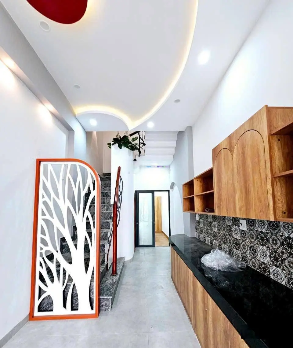 Nhà mới, 3 tầng, 3PN - 3WC, lộ giới 10m, cách biển Quy Nhơn 800m. Giá bán 3 tỷ
